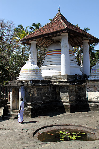 Gadaladeniya stupa