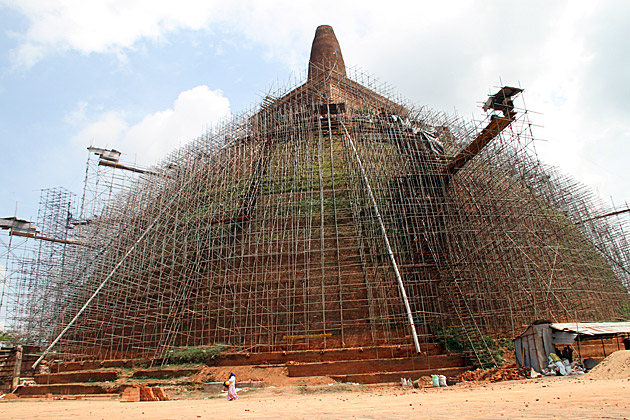 Read more about the article A Day at the Abhayagiri Monastery