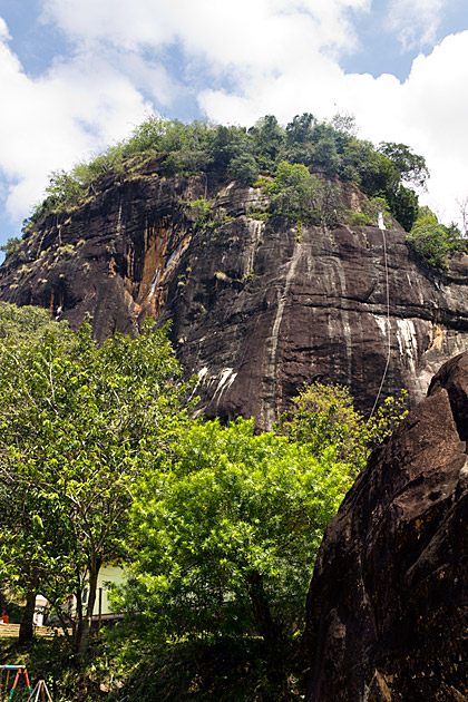 Read more about the article The Mulkirigala Rock Temple